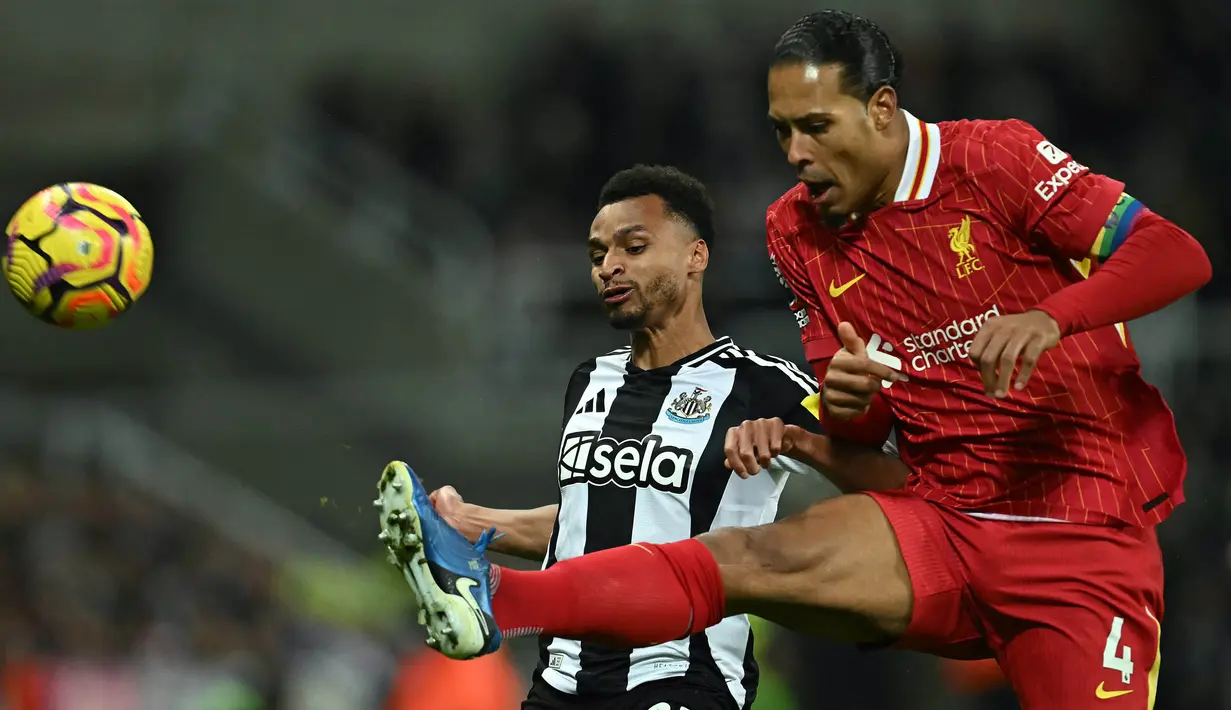 Bek Liverpool, Virgil van Dijk (kanan) berebut bola dengan gelandang Newcastle United Jacob Murphy saat pertandingan Liga Premier Inggris 2024/2025 di St James Park, Newcastle, Inggris pada Rabu 4 Desember 2024 waktu setempat atau Kamis 5 Desember 2024 dini hari WIB. (Paul ELLIS/AFP)