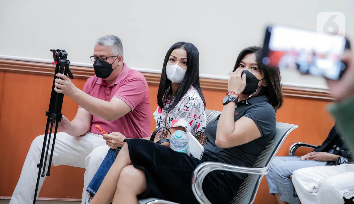 Aktris Nirina Zubir (tengah) saat menghadiri sidang lanjutan kasus mafia tanah di Pengadilan Negeri Jakarta Barat, Jakarta, Selasa (7/6/2022). Saksi yang dihadirkan dalam sidang kali ini sebanyak empat orang. (Liputan6.com/Faizal Fanani)