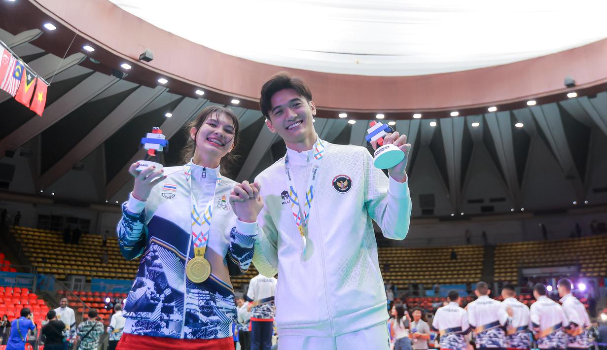 Untuk diketahui, hubungan mereka viral saat pertandingan SEA V League 2025, saat itu mereka menunjukkan momen mesra di pinggir lapangan. Tampak dalam foto, pevoli Indonesia Alfin Daniel Pratama (kanan) berfoto bersama dengan kekasihnya yang juga penerjemah Timnas voli putra Thailand, McEntee Catherine, di di Stadion Indoor Hua Mak, Jumat (19/12/2025). (Bola.com/Bagaskara Lazuardi)
