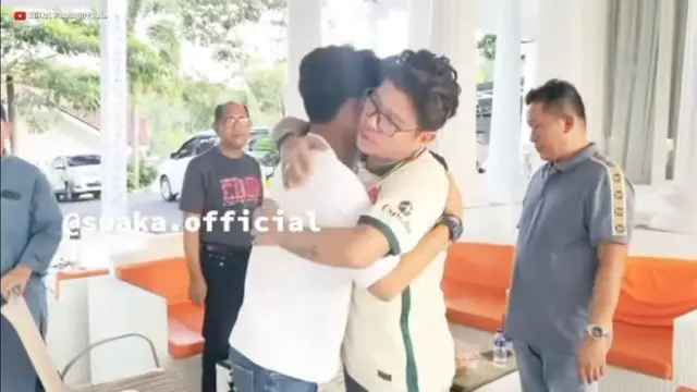 6 Momen Pertemuan Tri Suaka dan Andika Mahesa, Saling Berpelukan