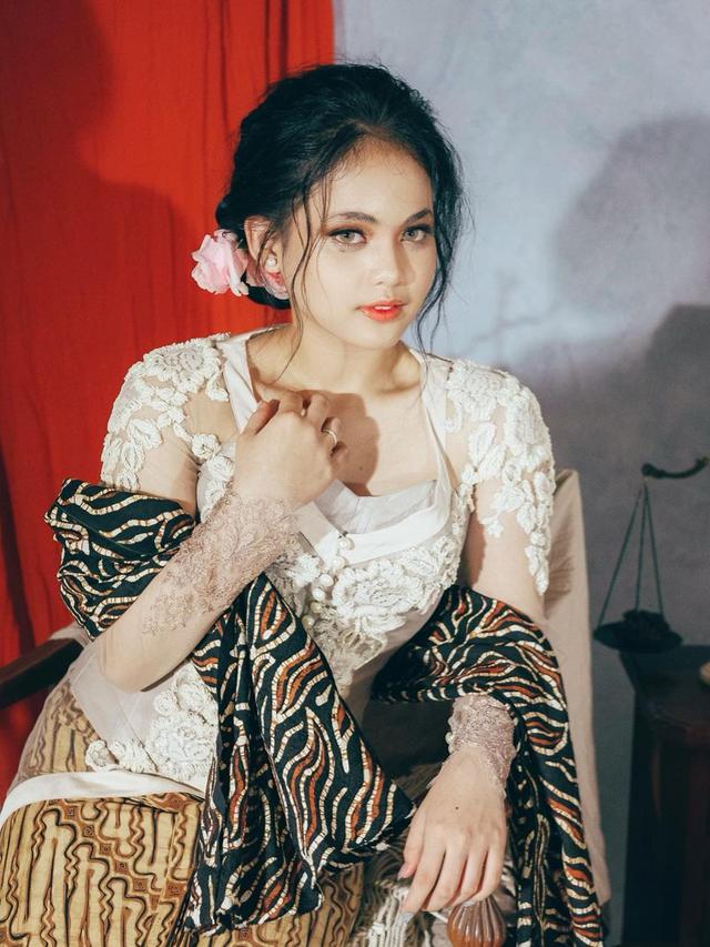 Tampil Anggun, Ini 7 Pemotretan Putri DA 4 dalam Balutan Kebaya