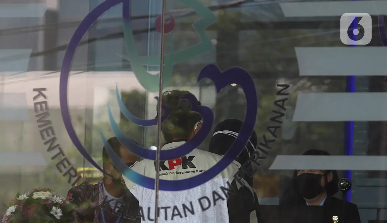 Penyidik KPK bersiap melakukan penggeledahan di Kantor Mina Bahari IV Kementerian Kelautan dan Perikanan (KKP) di Jakarta, Jumat (27/11/2020). Penggeledahan dilakukan pasca-operasi tangkap tangan (OTT) yang menjerat mantan Menteri Kelautan dan Perikanan Edhy Prabowo. (Liputan6.com/Herman Zakharia)