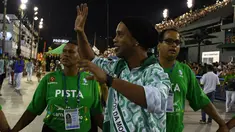 Mantan pemain Brasil, Ronaldinho Gaucho bersama sekolah samba Mocidade Independente de Padre Miguel pada malam kedua Karnaval Samba di Sambadrome, Rio de Janeiro, Brasil (28/2). (AFP Photo / Vanderlei Almeida)