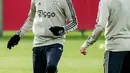 Pemain depan Ajax Amsterdam David Neres (kiri) mengontrol bola saat berlatih jelang menjamu Real Madrid pada leg pertama babak 16 besar Liga Champions di De Toekomst di Ouder-Amstel, Amsterdam, Selasa (12/2). (Robin van Lonkhuijsen/ANP/AFP)