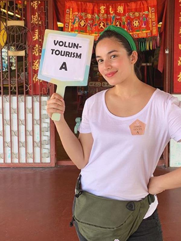 Meski terpapar terik matahari dan keringatan, Chelsea Islan tetap sukses merebut hati para kaum adam. (Liputan6.com/IG/chelseaislan)