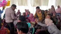 Kapolsek Losarang, Kompol Mashudi saat bernyanyi di acara hajat salah satu warga di Desa Jangga, Kecamatan Losarang, Kabupaten Indramayu. (Istimewa)