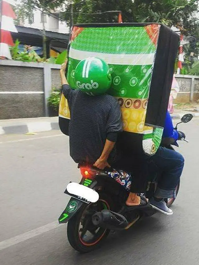 Bikin Khawatir, 8 Potret Driver Ojek Online Lagi Bawa Perabot Rumah Tangga