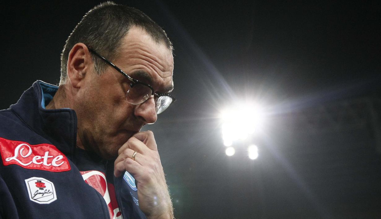 Pelatih Napoli, Maurizio Sarri saat menyaksikan para pemain Napoli berlaga melawan  AC Chievo Verona pada lanjutan Serie A 2015-2016 di Stadion San Paolo, Naples, Minggu (6/3/2016) dini hari WIB.  (AFP/Carlo Hermann)