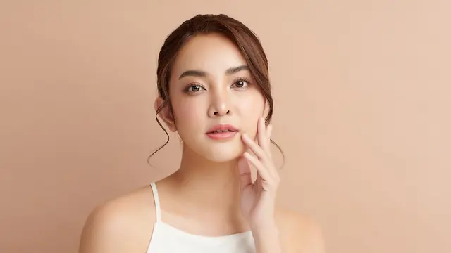 Sering Menggunakan Makeup Bikin Wajah Berkomedo, Gimana Mengatasinya Ya?