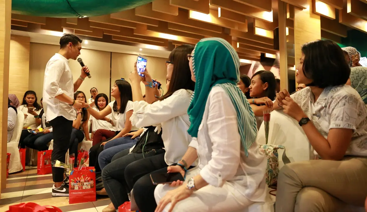 "Hari ini lagi ngerayain bareng-bareng 9 tahun Afganisme. Seneng banget, nggak nyangka juga ada yang belain jauh-jauh dari Lampung naik kapal untuk hadir di acara ini," ungkap Afgan Rabu (22/2). (Adrian Putra/Bintang.com)