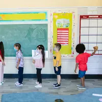 Persiapkan si kecil untuk sekolah PTM terbatas dengan sepatu sekolah yang trendi (pexels.com/RODNAE Productions)