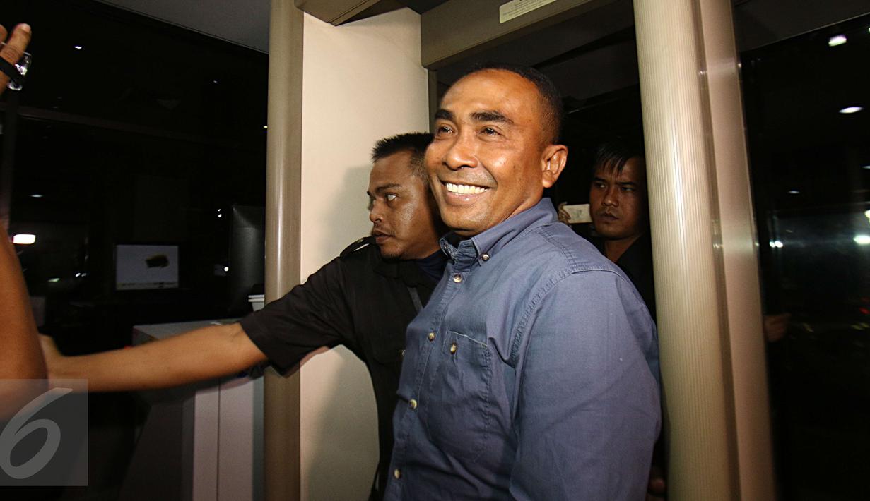 Ekspresi Bupati Buton, Samsu Umar Abdul Samiun saat dijemput paksa KPK, Jakarta, Rabu (25/1). Penjemputan paksa dilakukan karena sudah dua kali Samsu Umar mangkir memenuhi panggilan pemeriksaan KPK. (Liputan6.com/Helmi Afandi)