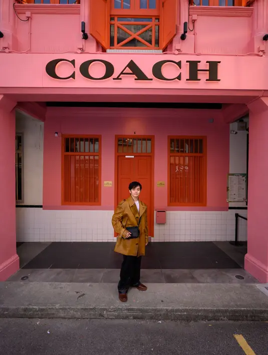 Tas ikonis tersebut dapat dikenakan dalam beragam cara, baik dikaitkan ke ikat pinggang maupun sebagai crossbody. [Foto: Dok. Coach]