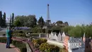 Turis mengambil foto di Taman Mini Eropa di Brussel, Belgia, pada 22 September 2020. Taman tersebut menyuguhkan versi miniatur dari berbagai lokasi wisata di Eropa. Taman Mini Eropa dibuka kembali pada Mei 2020 dengan menerapkan langkah-langkah pencegahan penyebaran COVID-19. (Xinhua/Zheng Huansong)