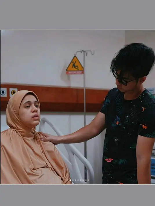 Nycta Gina melahirkan anak keduanya berjenis kelamin perempuan pada Selasa, 27 Maret 2018 sekitar pukul 20.24 WIB. Bayi mungil tersebut diberi nama Lembar Putih Trinycta. (Instagram/missnyctagina)