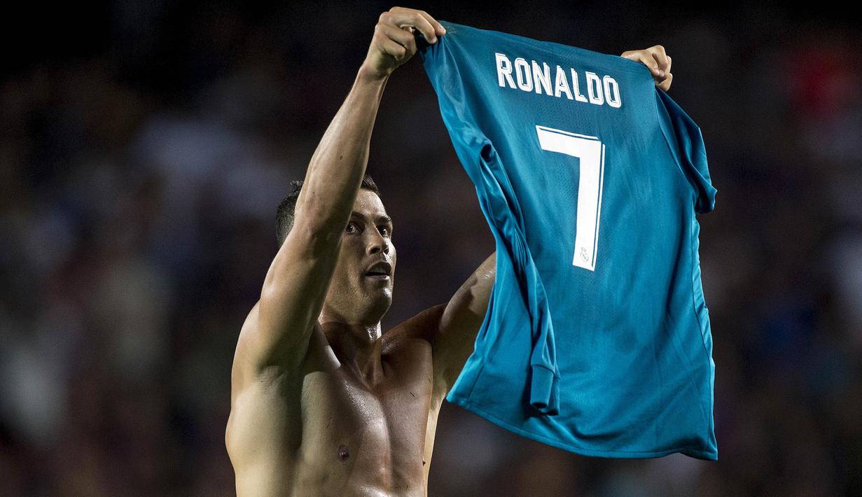 1. Cristiano Ronaldo (Real Madrid) - Meski sudah berusia 32 tahun dirinya tetap menjadi calon terkuat top scorer Liga Champions 2017/2018. Musim lalu predikat tersebut berhasil diraihnya dengan menorehkan 12 gol. (AFP/Stringer)