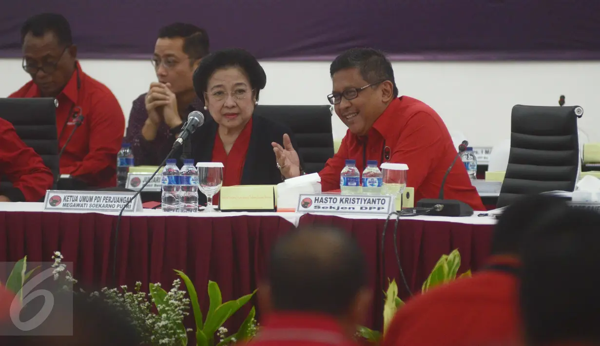 Ketum DPP PDI Perjuangan Megawati Soekarnoputri (tengah) didampingi Sekjen Hasto Kristiyanto (kanan) dan jajaran pengurus pusat memimpin Rapat Koordinasi Nasional di Kantor DPP PDI Perjuangan, Menteng, Jakarta, Selasa (21/2). (Liputan6.com/Faizal Fanani)