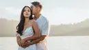 Sebelum dikabarkan akan menikah dengan seorang bos crypto, sosoknya kerap diisukan dekat dengan para lawa mainnya di berbagai film dan serial. (Liputan6.com/IG/@estelleelinden)