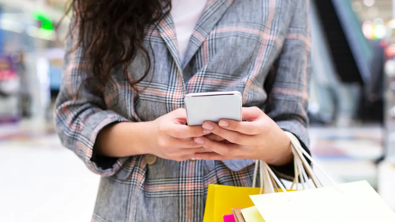 Ilustrasi belanja dengan smartphone