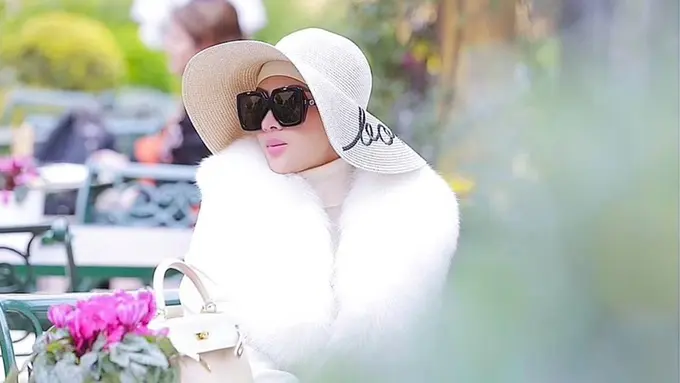 FOTO: Gaya OOTD Syahrini Pakai Topi, Elegan dan Memesona