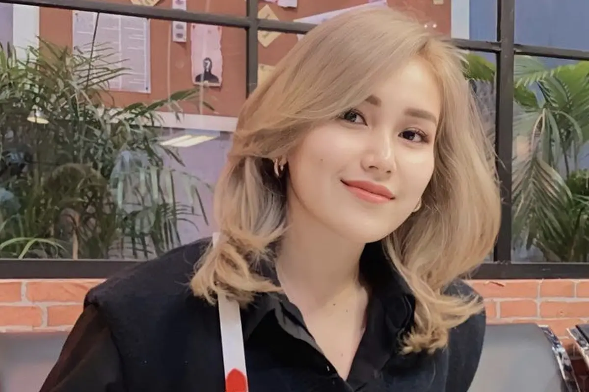 Selebritis Tampak Fresh dengan Rambut Blonde