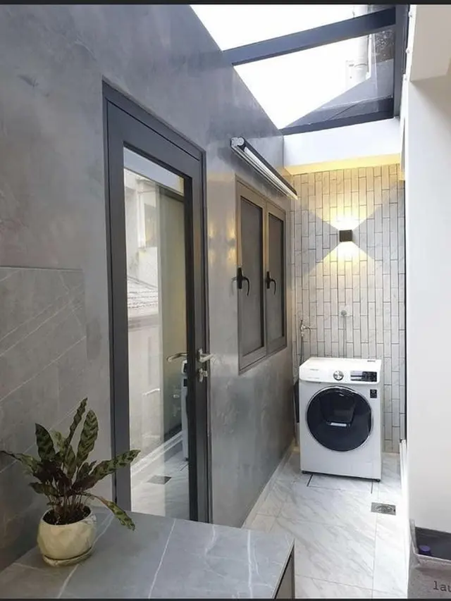 Ruang Cuci Jemur Minimalis dengan Skylight Window