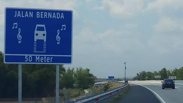 Marka jalan bernada di Ruas Tol Ngawi-Kertosono