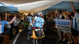 Mereka disambut para fans Argentina lainnya yang telah lebih dahulu berada di Doha, Qatar. (AFP/Kirill Kudryavtsev)