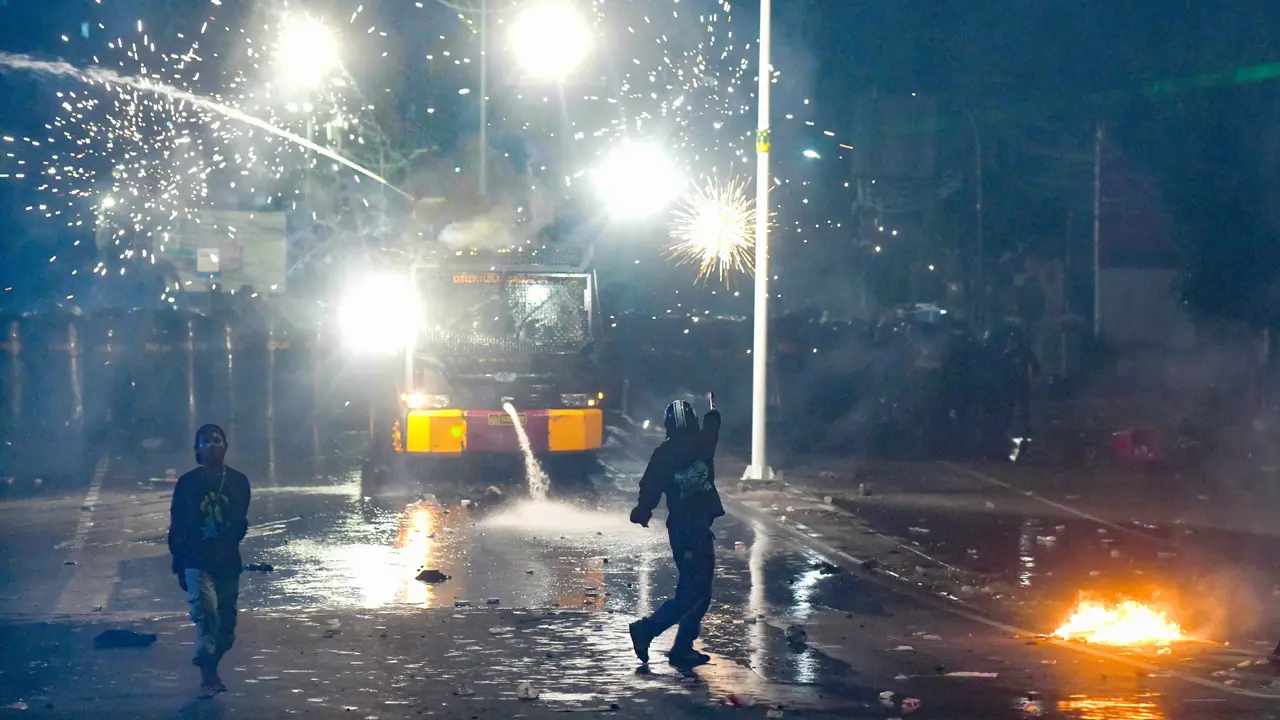 Bentrokan Massa Demo dan Polisi Pecah di Kawasan Pejompongan