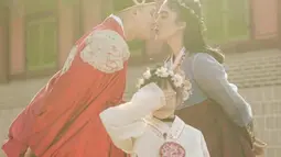 Tak hanya mengunggah momen seru bersama anak-anak. Andhika dan Ussy nampak mesra dalam berbagai momen saat liburan di Korea. Momen ini pun kocak, karena sang anak nampak menutup matanya karena malu. (Liputan6.com/IG/@andhiiikapratama).