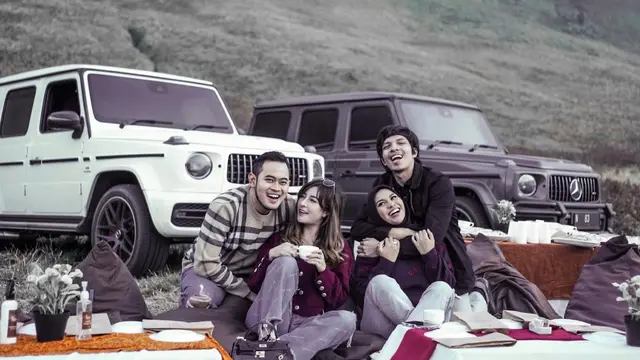 7 Potret Aurel Hermansyah dan Atta Halilintar Berlibur ke Gunung Bromo, Mesra Banget