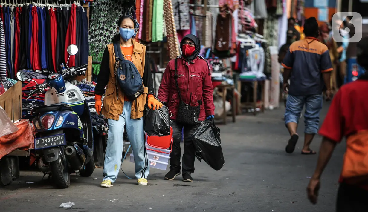 Warga membawa barang belanjaan dengan menggunakan kantong plastik di Kawasan Pasar Jatinegara, Jakarta, Selasa (30/6/2020). Pemerintah Provinsi DKI Jakarta bakal resmi menerapkan larangan penggunaan kantong plastik sekali pakai mulai Rabu, 1 Juli 2020 besok. (Liputan6.com/Faizal Fanani)