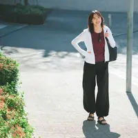 Rutinitas pagi yang tampak biasa ini ternyata menjadi sumber paparan sinar UV yang berlangsung setiap hari, sedikit demi sedikit. [Dok/UNIQLO INDONESIA].