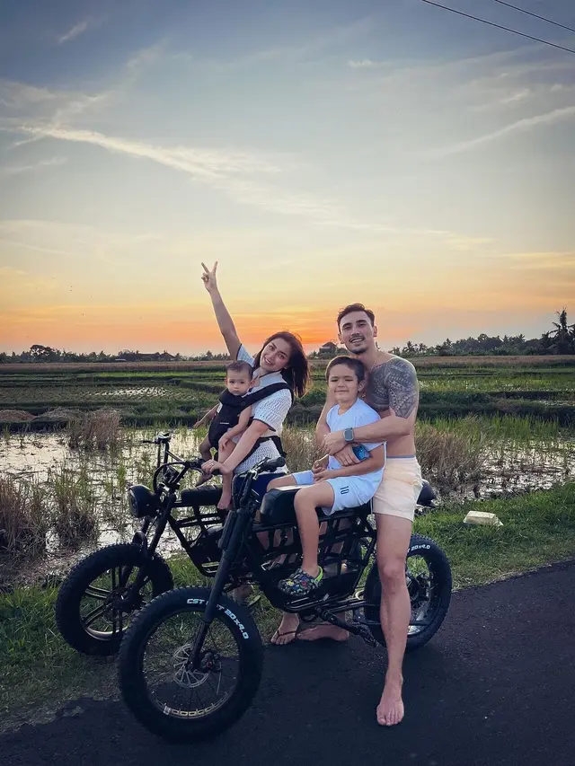 Jessica Iskandar dan keluarga mengejar sunset sambil bersepeda.