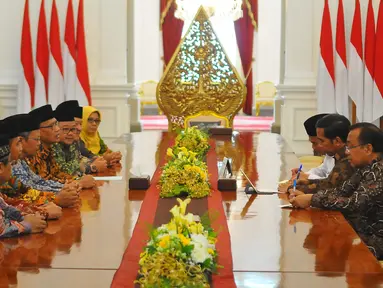 Ketua Umum PP Muhammadiyah Haedar Nashir menemui Presiden Joko Widodo di Istana Kepresidenan. Senin (13/2). Haedar didampingi delapan orang pengurus PP Muhammadiyah. (Liputan6.com/Angga Yuniar)