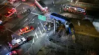 Kecelakaan bus tingkat di New York, Amerika Serikat (AS) mengakibatkan 18 orang terluka. (AP/Craig Ruttle)