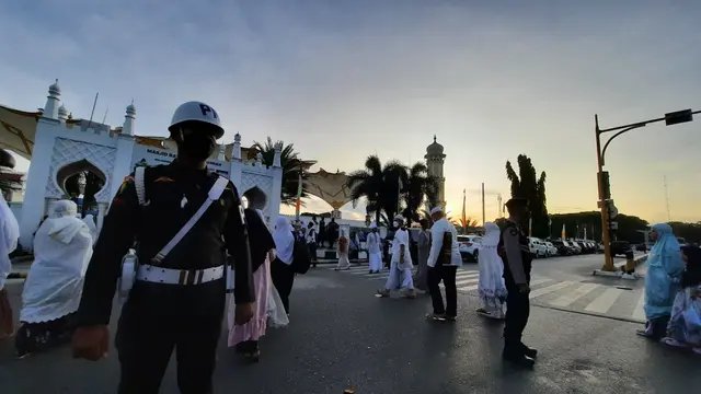 Aparat keamanan dari satuan Polisi Militer ikut berjaga di salah satu pintu masuk Masjid Raya Baiturrahman sewaktu pelaksanaan salat Id Idulfitri 1443 H (Liputan6.com/Rino Abonita)