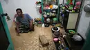 Diketahui, pasir yang digunakan oleh warga desa ini tidak diambil dari sembarang tempat. (AP Photo/Dita Alangkara)