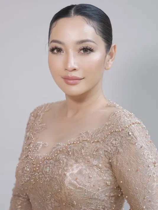 Lalu Hesti Purwadinata memoles wajahnya flawless dengan makeup cleannya. Nampak lipstik warna pink salmon dipulas oleh MUA Franky Wu.  (@hestipurwadinata)