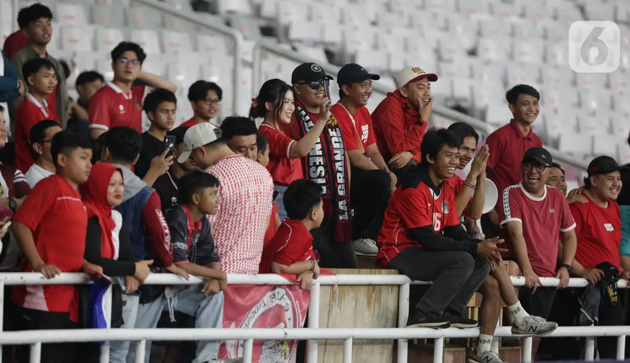 Di balik kemenangan gemilang itu, ada pemandangan yang bikin miris: stadion sepi, banyak kursi kosong. (Liputan6.com/Helmi Fithriansyah)