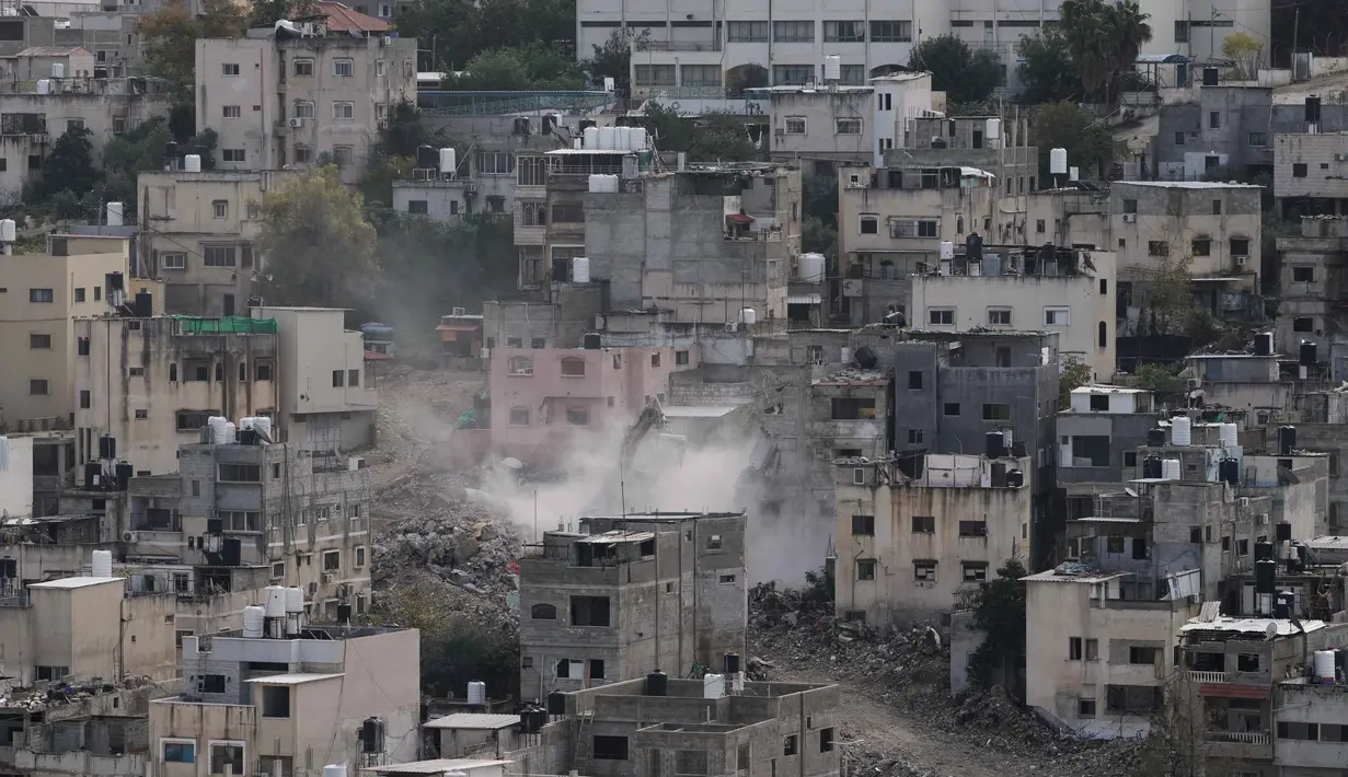 Militer Israel berdalih bahwa pembongkaran tersebut merupakan bagian dari upaya untuk memberantas kelompok bersenjata Palestina. Tampak dalam foto, sebuah buldoser tentara Israel menghancurkan rumah-rumah di kamp pengungsi perkotaan Palestina Nur Shams, dekat kota Tulkarem di Tepi Barat, Rabu 31 Desember 2025. (AP Photo/Majdi Mohammed)