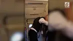 Sebuah rekaman beredar tentang pramugara maskapai American Airlines yang kesulitan menutup pintu pesawat sebelum terbang.