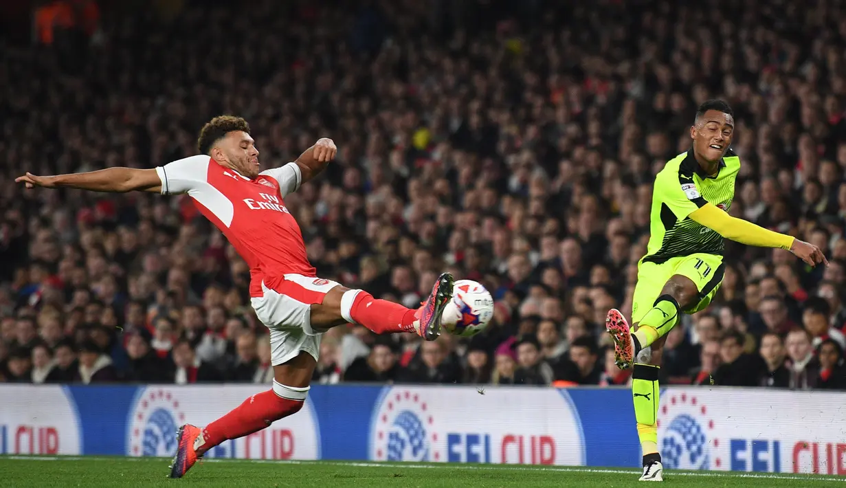 Pemain Arsenal, Alex Oxlade-Chamberlain (kiri) memborong dua untuk kemenangan timnya saat melawan Reading pada babak keempat Piala Liga  Inggris di The Emirates Stadium. Arsenal menang 2-0. (AFP/Justin Tallis)