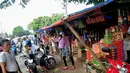 Para pedagang menggelar tenda dari terpal biru di tepi jalan kawasan tersebut, Jakarta, Minggu (20/7/14). (Liputan6.com/Faizal Fanani)