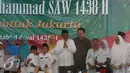 Pasangan cagub dan wagub DKI no. urut dua, Basuki Tjahaja Purnama dan Djarot Saiful Hidayat berfoto bersama usai acara Maulid Nabi Muhammad SAW 1438 H di kediaman Ketua umum Partai PPP Djan Faridz, di Jakarta, Senin (12/12). (Liputan6.com/Johan Tallo)