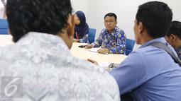 Nugroho Eko menyimak penjelasan dari Sahrul Hidayat saat pertemuan di Gedung Ombudsman RI, Jakarta, Senin (6/3). Warga tersebut menolak pernyataan dari PT Bumi Pari yang mengklaim memiliki 90 persen Pulau Pari. (Liputan6.com/Helmi Afandi)