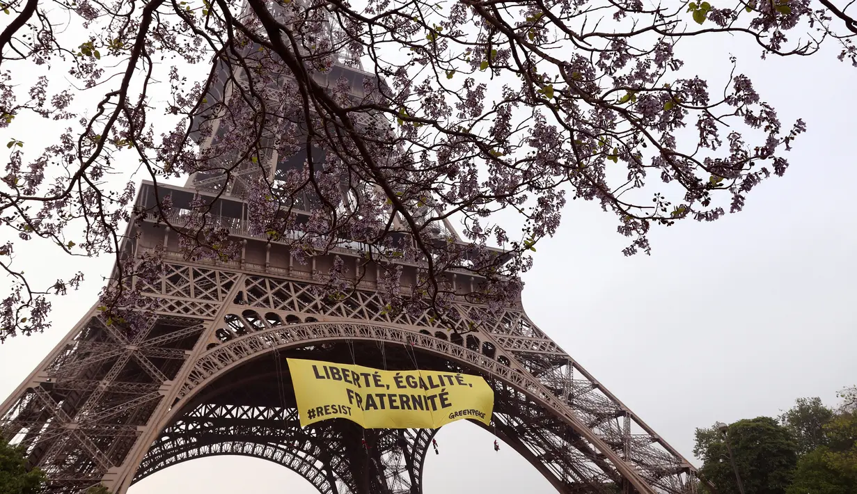 Sebuah spanduk dipasang di Menara Eiffel oleh aktivis Greenpeace sebagai bentuk demonstrasi menentang partai Front Nasional (FN), dua hari sebelum putaran kedua Pemilihan presiden, Paris, Prancis, Kamis (5/5). (AFP/Jacques DEMARTHON)