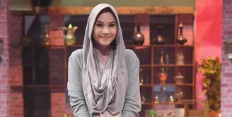 Zaskia Adya Mecca, selebriti wanita yang satu ini memang sangat terkenal akan ciri khasnya berhijab. Istri Hanung Bramantyo ini sungguh menginspirasi kaum hawa yang mengenakan hijab di Indonesia. (instagram/Bintang.com)