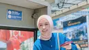 Potret Ayana saat di Central Market Kuala Lumpur. Ayana tampil dengan nuansa pastel, perpaduan jilbab coklat muda dan baju biru serta rok yang senada membuat gaya casual Ayana terlihat mempesona (Liputan6.com/IG/xolovelyayana)