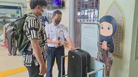 Petugas Daop 3 Cirebon sedang menimbang berat barang bawaan penumpang kereta api di Stasiun Kejaksan Cirebon. (Istimewa)